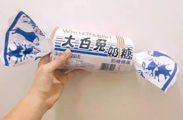 大白兔奶糖味润唇膏 涂着涂着就舔光了?