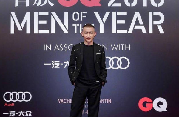聂远回应红毯打苍蝇 新片票房爆冷 前妻称其大猪蹄子?