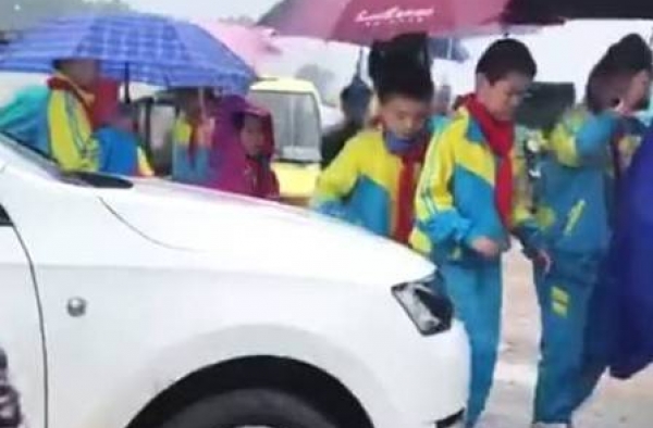 女司机顶学生腿怎么回事？车主居然还是当地在编教师！