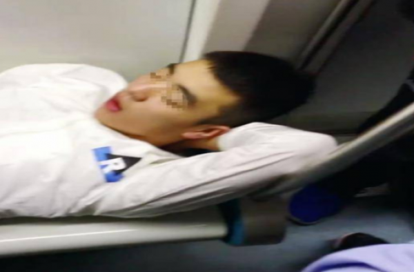 北京地铁躺占4座怎么回事?地铁又现“任性哥”