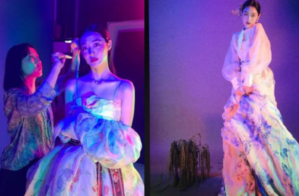 雪莉穿改良韩服 性感露肩却遭狠批！南韩小仙女为何争议不断？