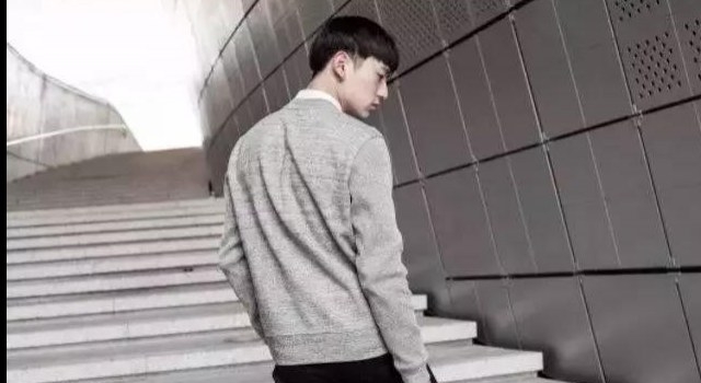 男士秋装搭配 如何运用黑白色卫衣穿出型男style