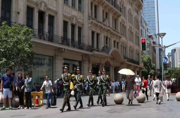 上海南京路的武警 武警们用身体排成了人墙维持秩序