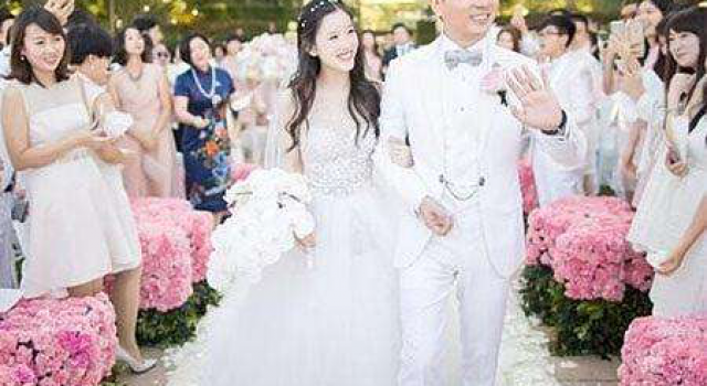 章泽天怎样追刘强东的，奶茶妹妹为何要倒追？