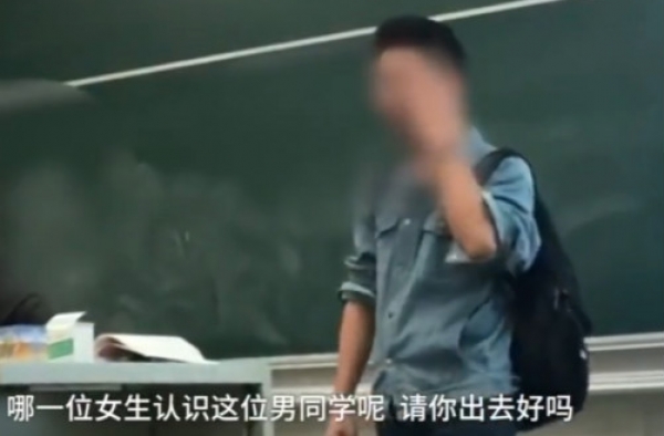 男生闯课堂多国语言告白 这样的表白方式你能接受吗?