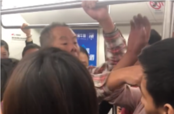武汉老人殴打女孩引众怒 全车怒怼 老人被拘