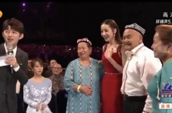 杨紫表情呆滞 一旁的迪丽热巴笑容灿烂，杨紫太真实不懂伪装自己！