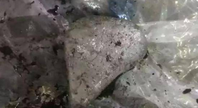 天降不明物体怎么回事?到底是什么东西?把房子都砸了大窟窿!