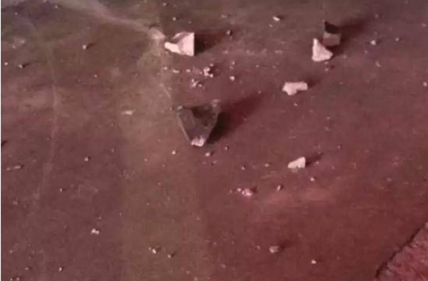 天降不明物体砸穿屋顶 长什么样子?难道是外星掉落物?