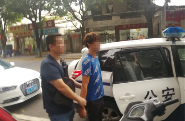 男子逆行伸腿挑衅 拿生命开玩笑只因刺激好玩?