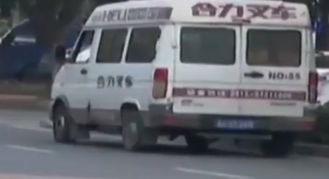 小车实载31人怎么塞进去的?打开车门一看不得了