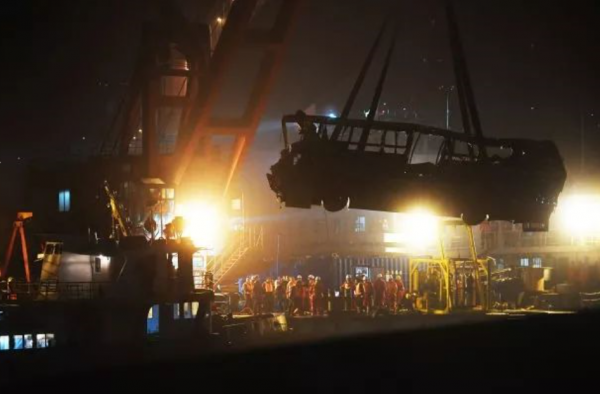 打捞现场鸣笛致哀怎么回事?公交车终于被打捞出来了?