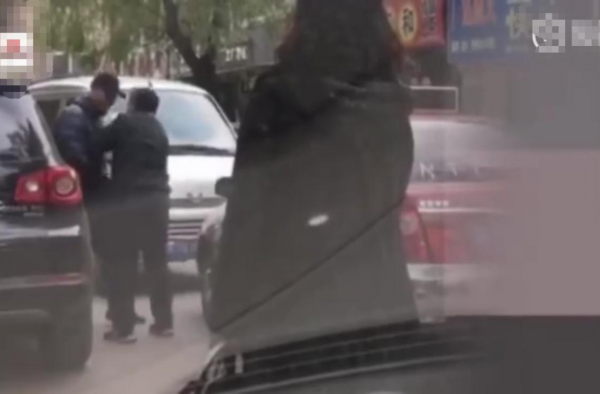 逆行逼迫出租司机下跪 犯错的人为何如此猖狂?