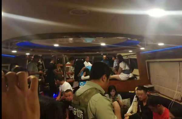 游艇开到海上聚众黄赌毒 三亚警方将其一举捣毁