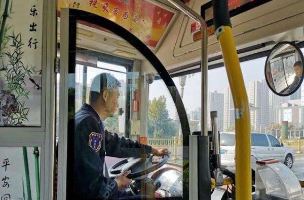 多地公交加装司机隔离门 请无礼乘客远离司机