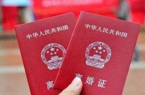 离婚14年前夫再婚送花圈 后被前夫打伤！网友：活该
