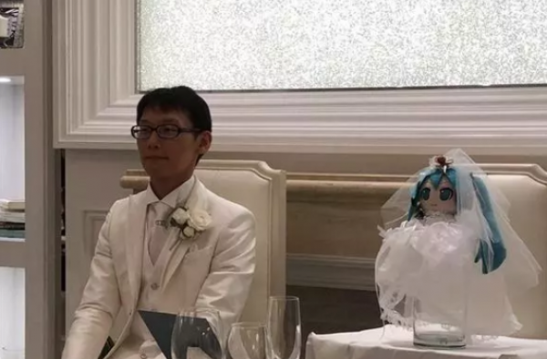 日本一男子和初音结婚了 二次元人物也能结婚？
