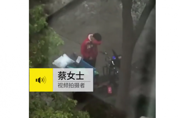 上海快递小哥暴哭怎么回事？哭的原因是？让人心疼