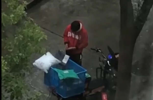快递小哥冒雨送快递被偷 小哥爆哭“你让我怎么办”