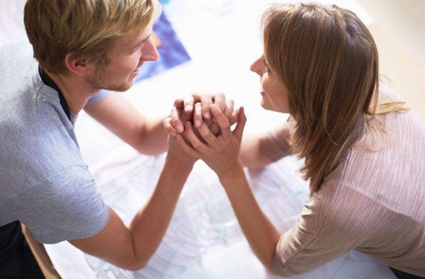 女生出来和你约会却把你晾在一边 怎么让女生理我呢？