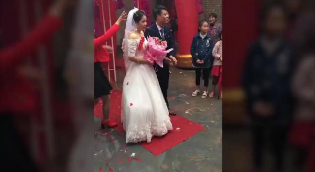 新娘狠踹闹婚者 婚礼上屡次出现恶搞的闹婚习俗