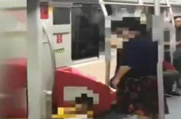 家长抱女童地铁撒尿 家长的教养就是孩子的起跑线