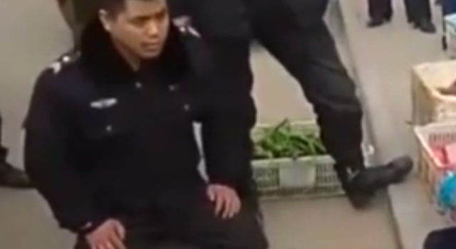 占道卖菜城管下跪怎么回事？网友这回支持的是城管？