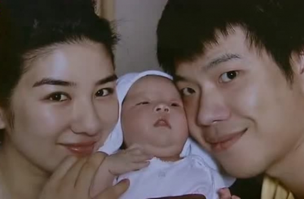黄毅清回应 深夜曝前妻黄奕大尺度私密照后求复合？