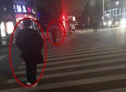 过马路看手机判刑 女子看手机被撞却被判刑10个月