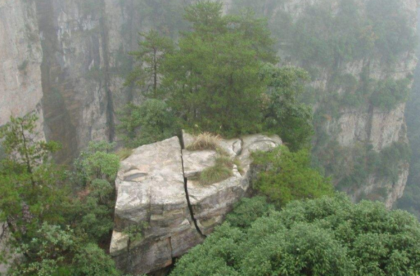 张家界大峡谷坠石怎么回事？直接砸到一名游客致死？