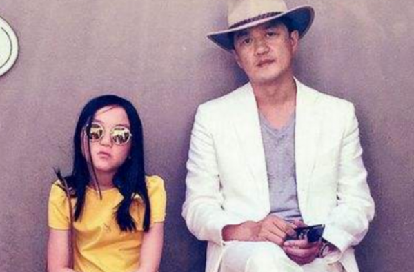 李嫣李亚鹏游台湾走路带风 李嫣穿衣时尚长腿抢镜