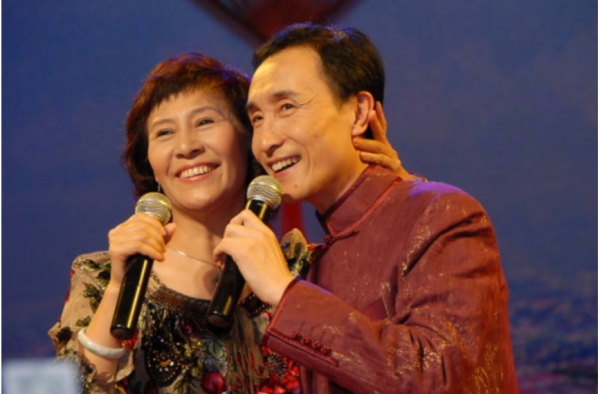 巩汉林全家福曝光 淡出很久才知道她竟是巩汉林的妻子！