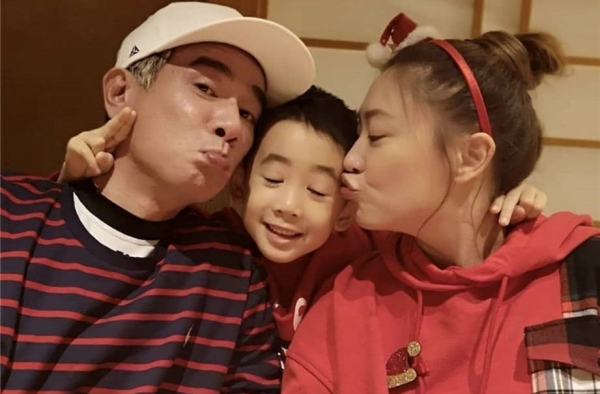 应采儿晒新年全家福，一家人黑的很均匀
