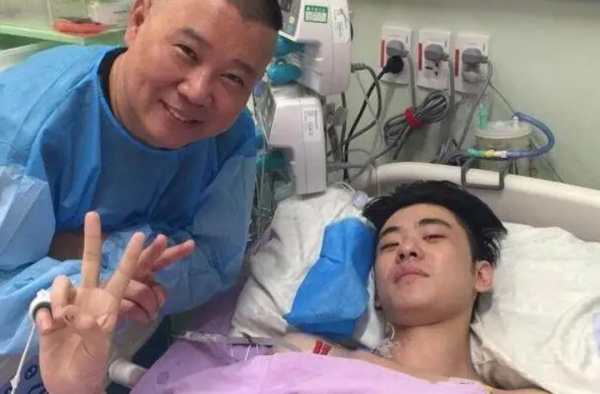 张云雷被拽 曾经坠楼不是自杀 郭德纲将其赶出德云社！