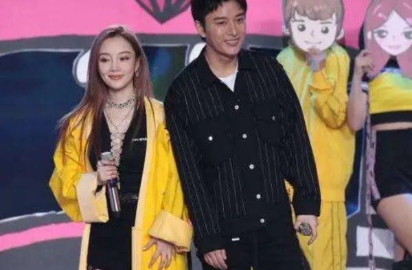 贾乃亮李小璐观看甜馨演出 李小璐复出没有下限了吗？