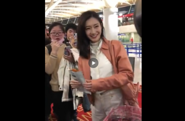 江疏影机场吃辣条什么情况？和粉丝一起分享出国口粮！