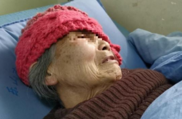 的哥撞老太丢野外怎么回事？只因司机怀疑老太在碰瓷
