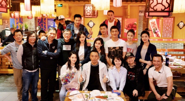 中国机长杀青照 Angelababy占据C位 袁泉给baby作配？