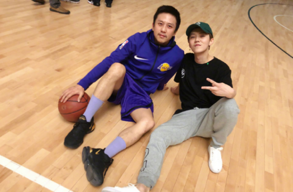 邓超鹿晗深夜打球 退出跑男情谊依旧 邓超袜子亮了！