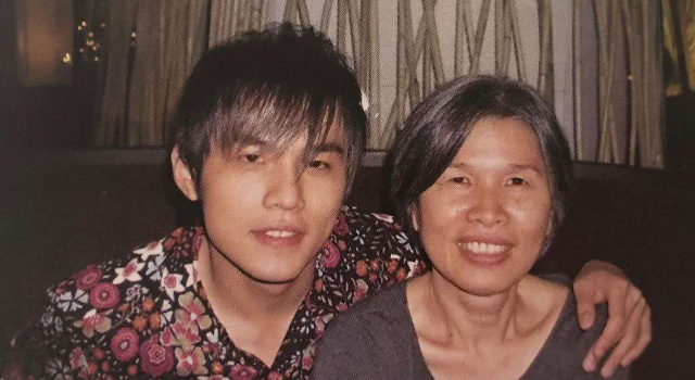 周杰伦练琴辛酸史周杰伦感恩母亲严厉成名之路越走越顺