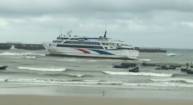 涠洲岛客船搁浅 700多名游客海上滞留超4小时