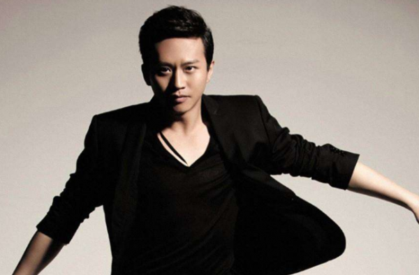 邓超彭于晏看球 法令纹都清晰可见 没修图显得太真实了