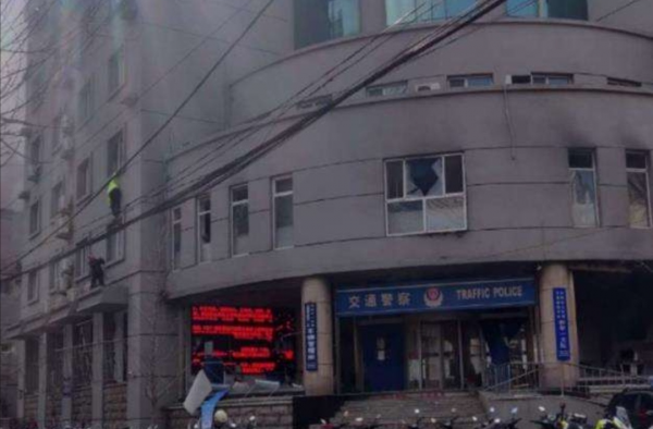 沈阳发生纵火爆炸袭警案 三人受伤 嫌疑人当场死亡
