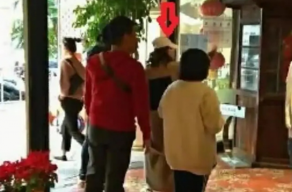 刘诗诗预产期将至 吴奇隆罕见露面谈育儿经 疑似怀了两