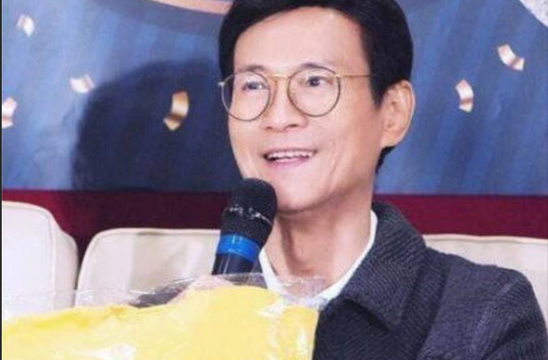 郑少秋近照曝光！72岁风采依旧，当年却抛弃发妻？！