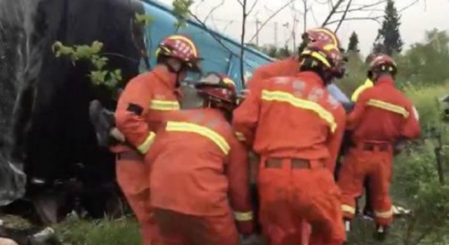 安徽49人客车翻车 20多名学生赴考 事故已造成5人死亡