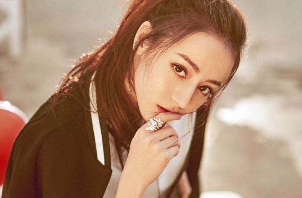 迪丽热巴摔倒 北京国际电影节摔倒 热巴也是超级尴尬了