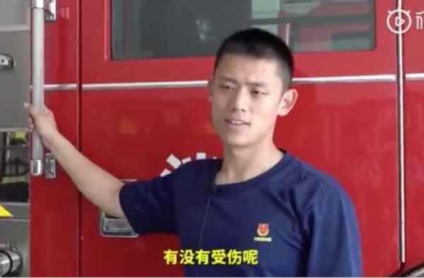 消防拖地小哥找到 拖地小哥遭全网通缉 这啥情况？