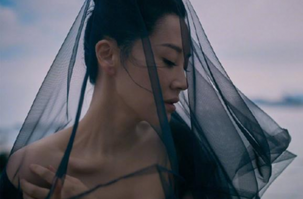 许晴戛纳亮相 海边拍大片大秀性感美腿 哪像五十岁？