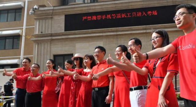 家长穿旗袍送考 寓意旗开得胜 等你们凯旋 金榜题名！